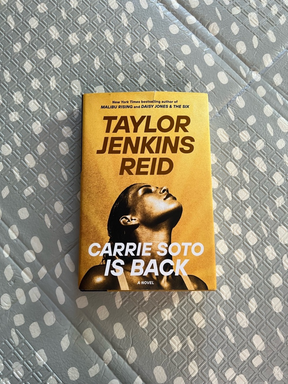 Taylor Jenkins Reid "Carrie Soto Is Back" - Yellow sleeve Cover